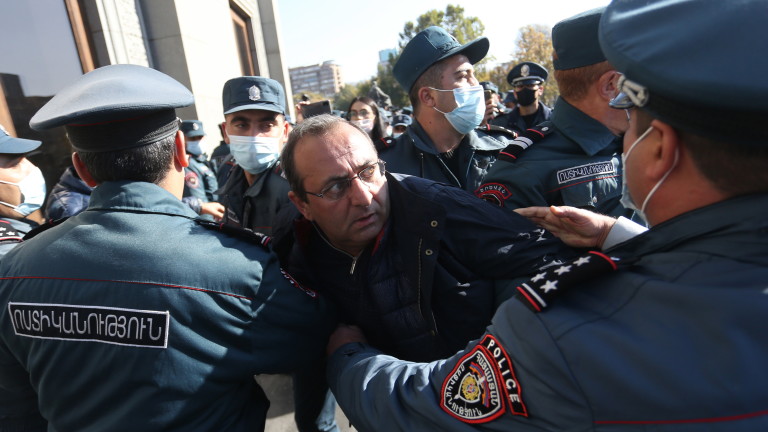 epa08814022 Armenian police officers detain a protestor during an opposition rally in Yerevan, Armenia, 11 November 2020. Protesters  demanded the resignation of Armenian Prime Minister Nikol Pashinyan and his government. The unrest and protest erupted in Yerevan on 10 November 2020 after Armenian Prime Minister and Presidents of Azerbaijan and Russia signed a trilateral statement announcing the halt of ceasefire and all military operations in the Nagorno-Karabakh conflict zone.  EPA/VAHRAM BAGHDASARYAN /PHOTOLURE