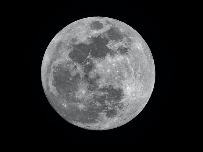 Луната снимка