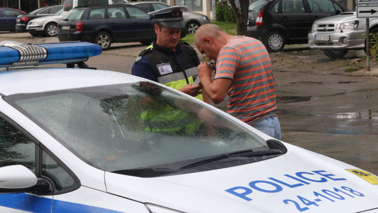 Полицай прави проба за алкохол