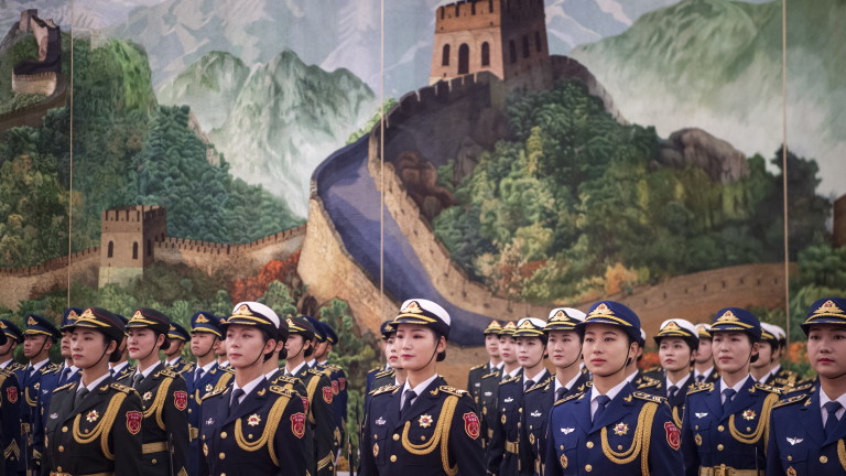 epa07225469 Members of the Chinese People's Liberation Army (PLA) honor guard stand prior to the welcome ceremony with China's President Xi Jinping and Ecuadorean President Lenin Moreno at the Great Hall of the People in Beijing, China, 12 December 2018. Ecuadorean President Lenin Moreno is on a three-day state visit to China.  EPA/FRED DUFOUR / POOL