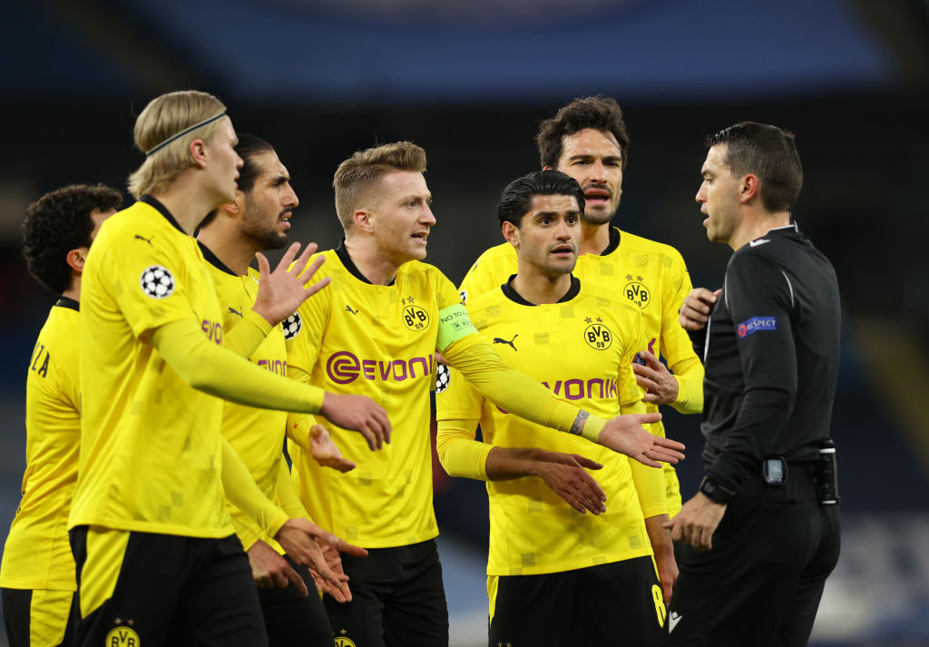 MANCHESTER, ENGLAND - APRIL 06: Players of Borussia Dortmund appeal to referee Ovidiu Hategan during the UEFA Champions League Quarter Final match between Manchester City and Borussia Dortmund at Etihad Stadium on April 06, 2021 in Manchester, England. Sporting stadiums around the UK remain under strict restrictions due to the Coronavirus Pandemic as Government social distancing laws prohibit fans inside venues resulting in games being played behind closed doors. (Photo by Clive Brunskill/Getty Images)